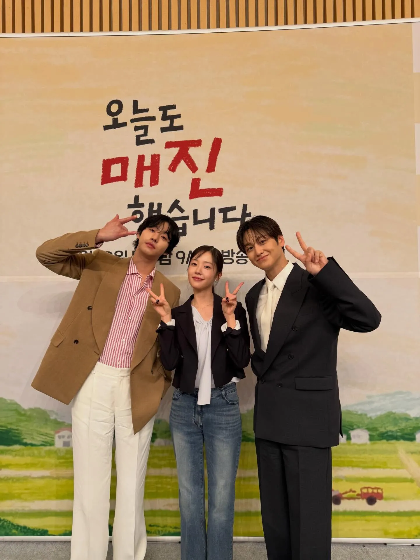 Kim Bum berfoto dengan cast Sold Out on You/Instagram.com/k.kbeom