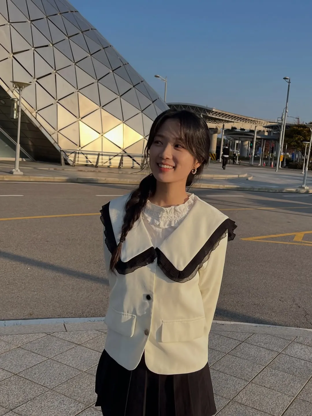 Potret Kim Hye Yon dengan pose malu-malu / Instagram hye_yoon1110