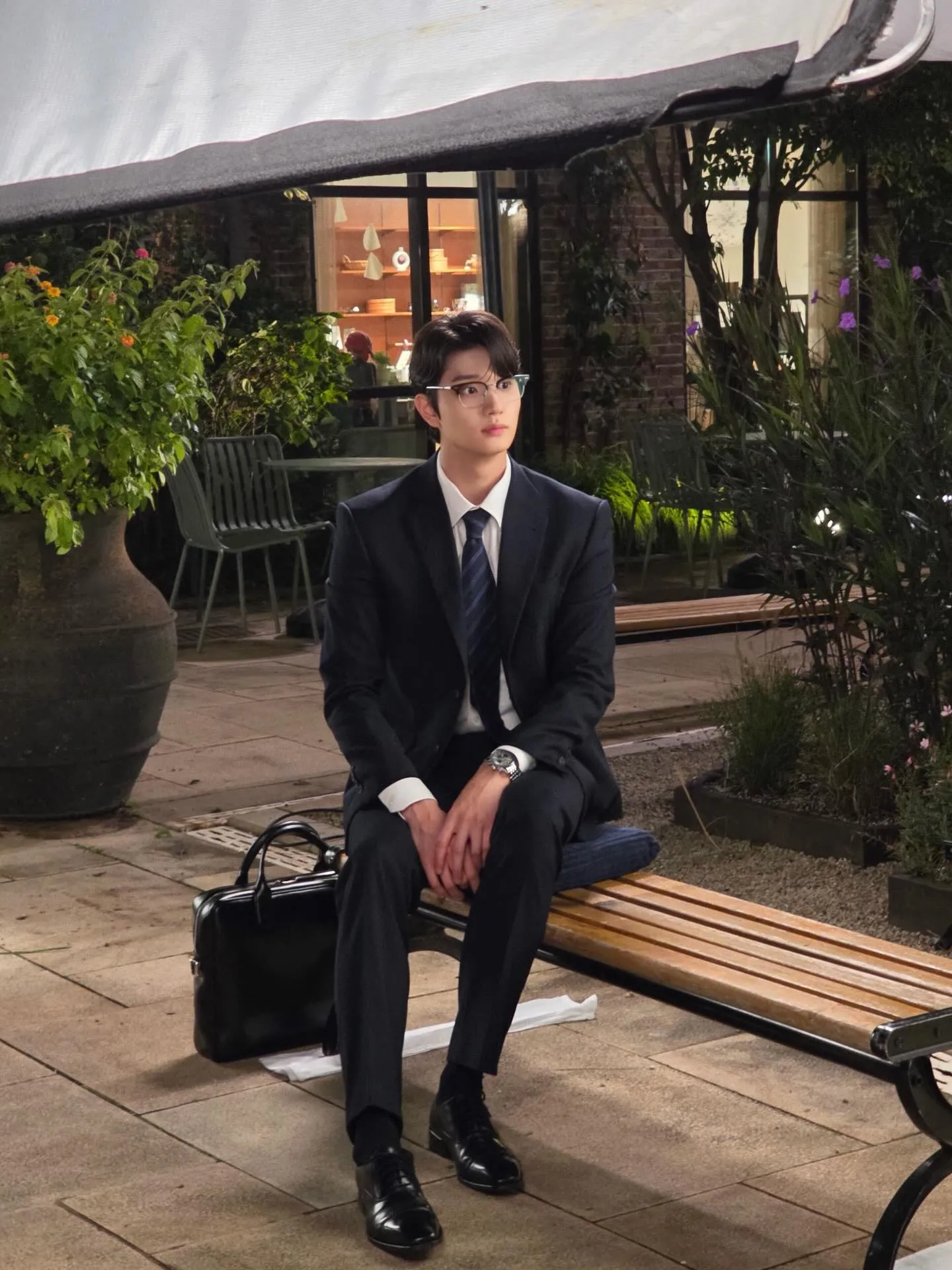 Kim Jae Won memakai setelan jas hitam/Instagram.com/rlawodnjs_