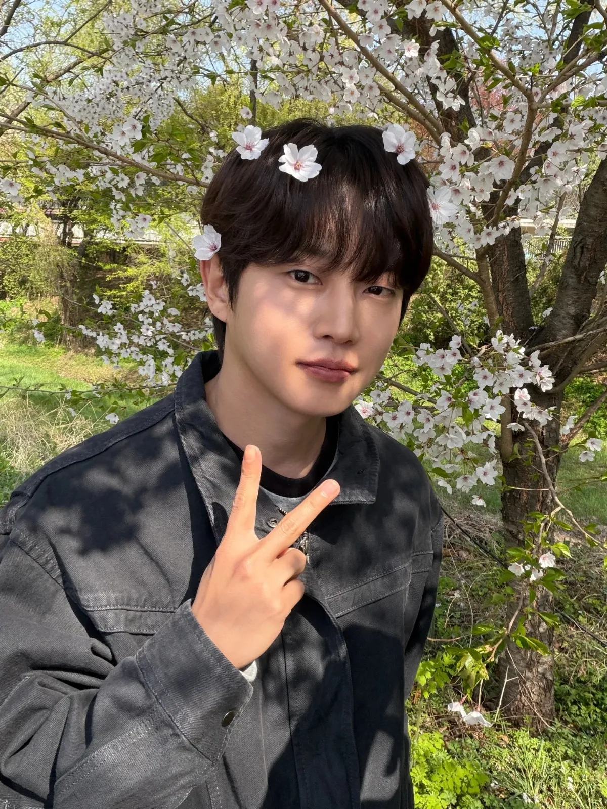 Kim Min Seok berfoto dengan bunga cantik/Instagram.com/samuliesword