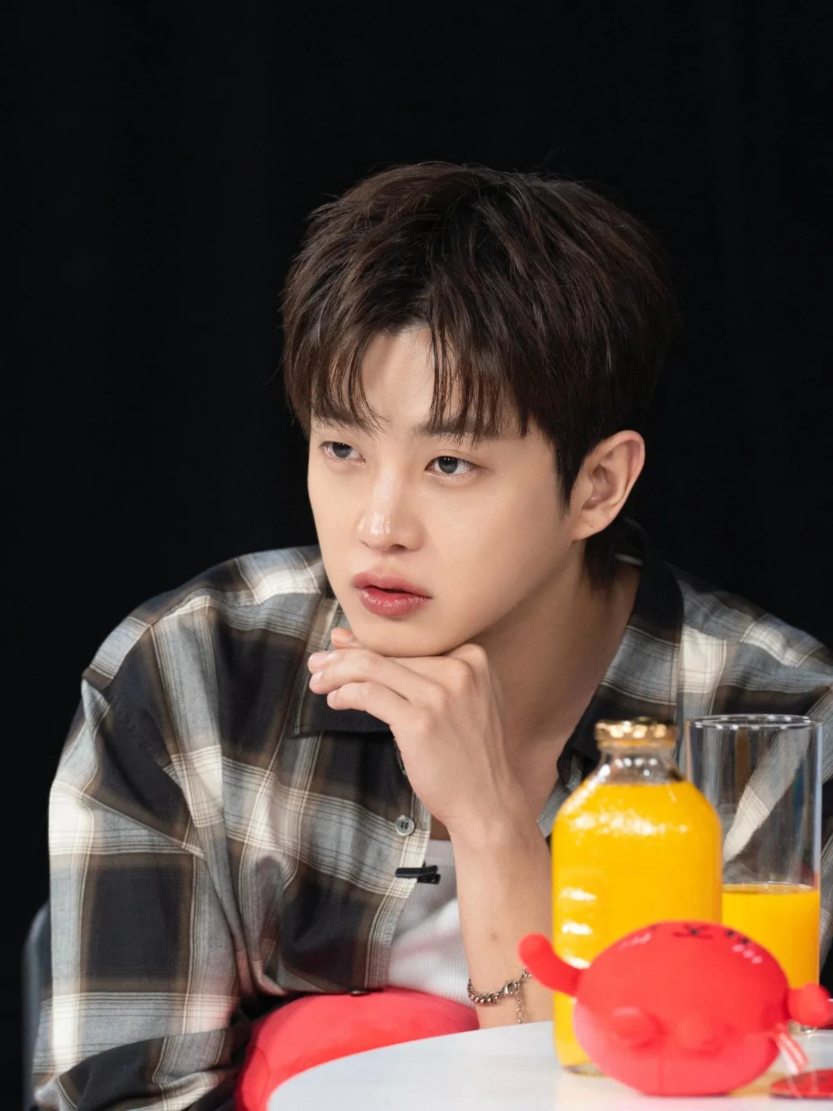 Kim Min Seok berfoto dengan bunga cantik/Instagram.com/samuliesword