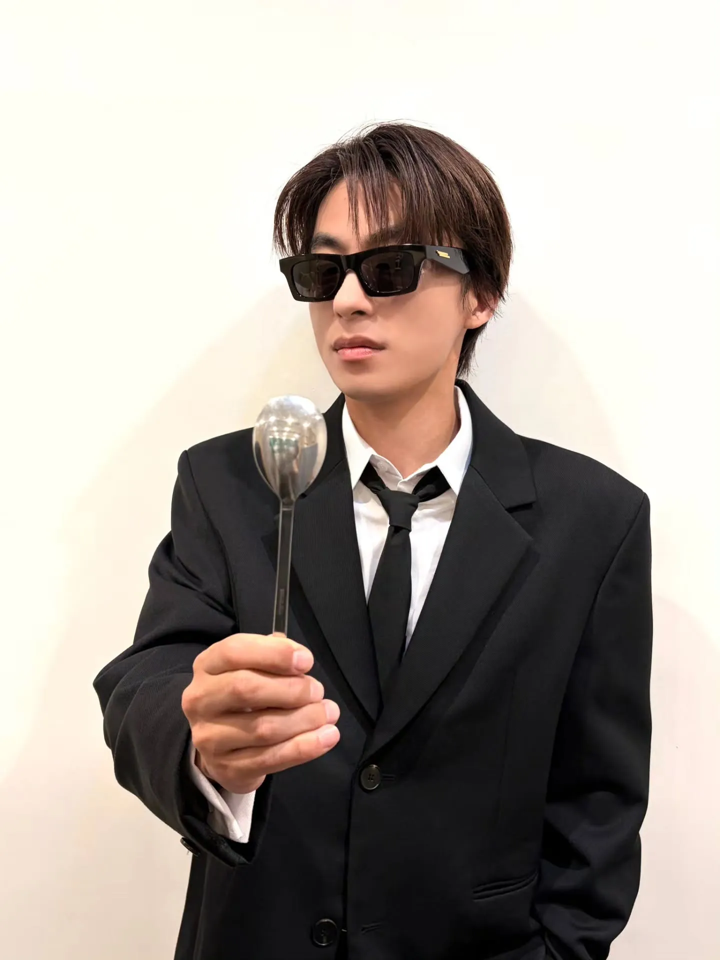 Koo Kyo Hwan memakai kacamata hitam/Instagram.com/namooactors