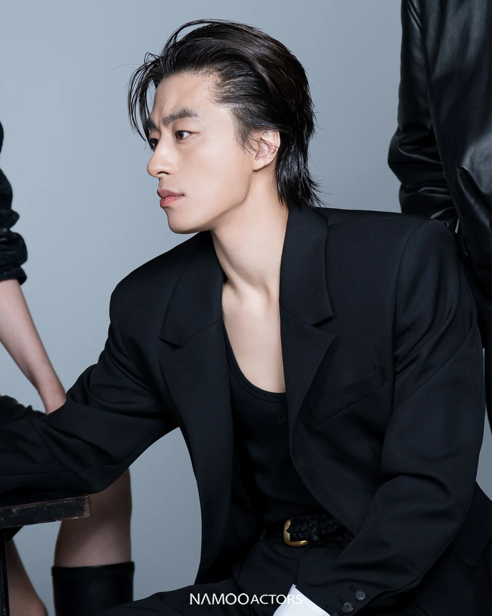 Koo Kyo Hwan dengan setelan hitam tampak memesona/Instagram.com/namooactors