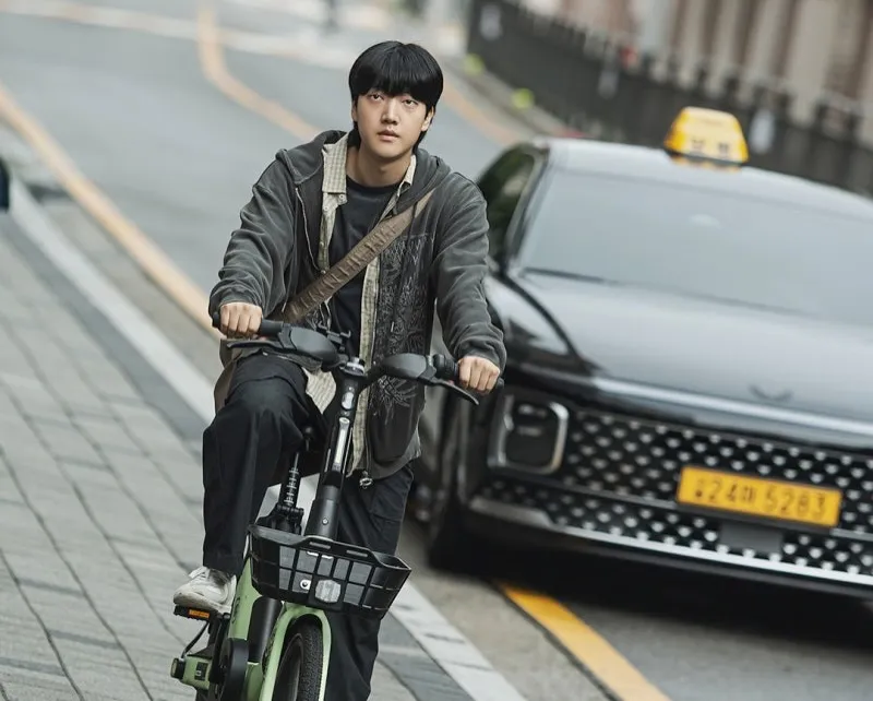 Potret Lee Hyo Je mengendarai sepeda / Instagram hj__l_4