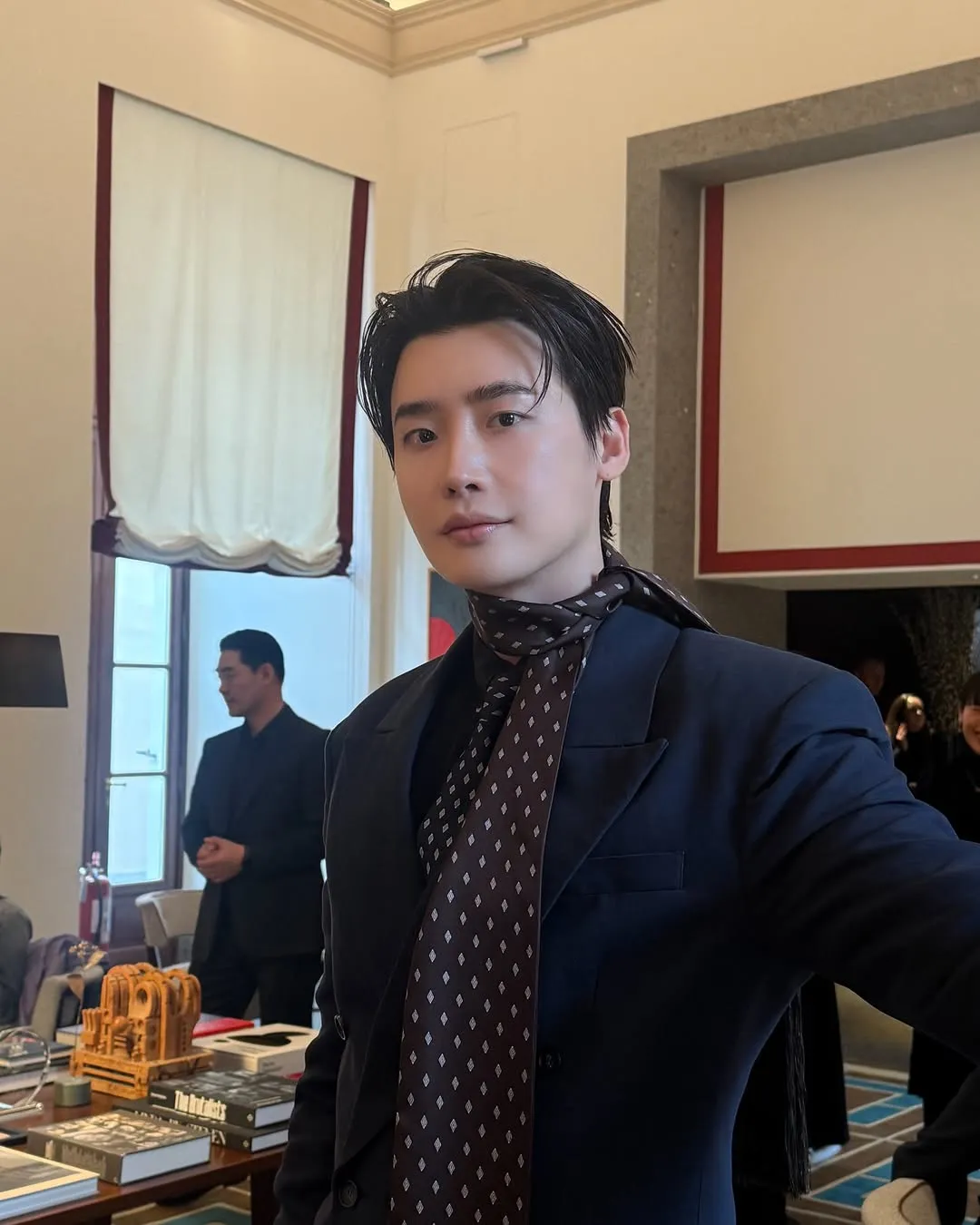 Tampilan Lee Jong Suk saat menghadiri acara Ferragamo di Italia / instagram/Jongsuk0206