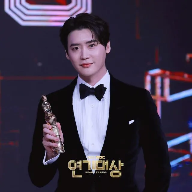 Pada MBC Drama Awards 2022, Lee Jong SUK berhasil meraih penghargaan Daesang / instagram/MBCDrama