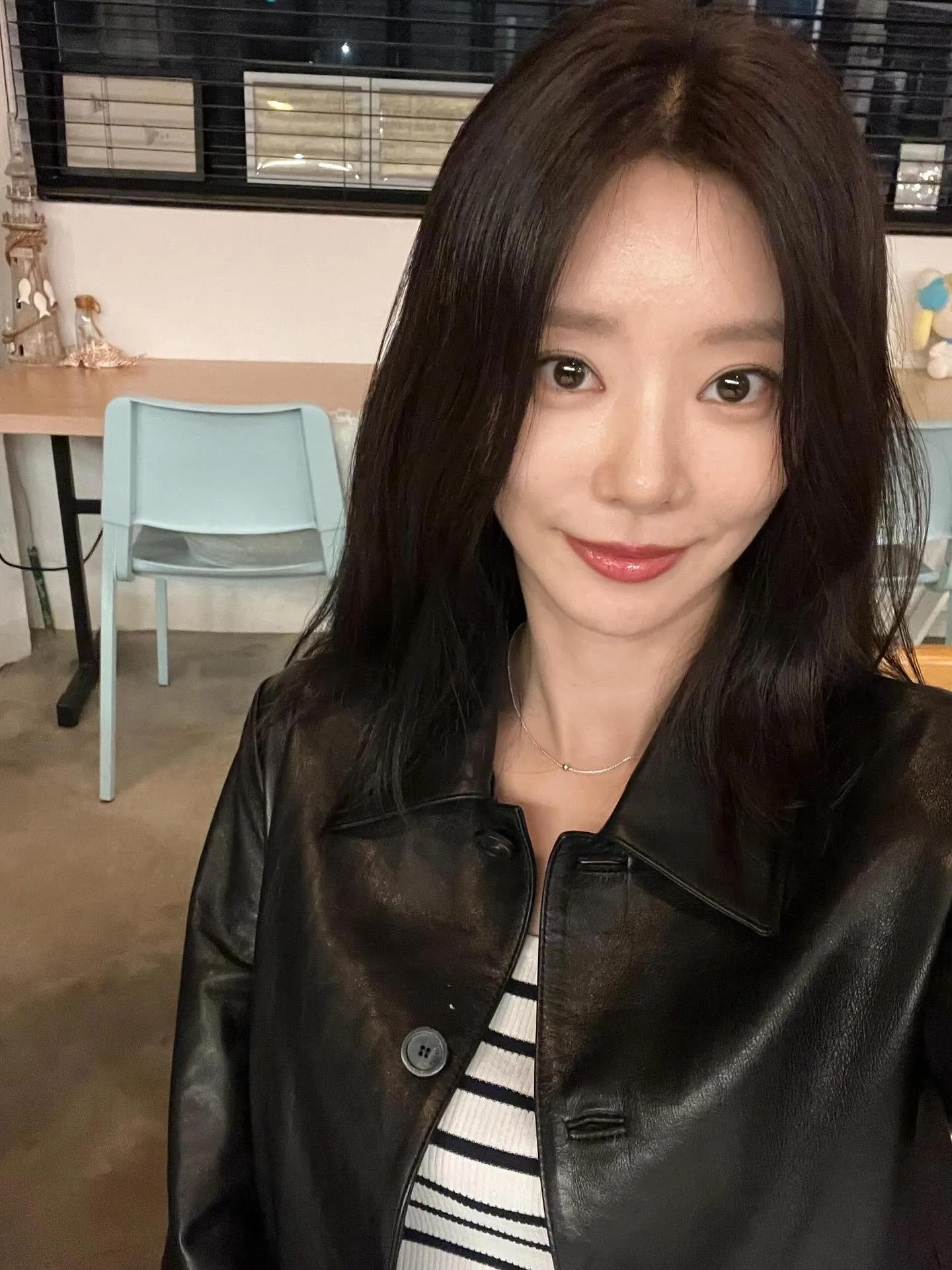 Lee Joo Bin dengan jaket hitam tampak cantikl/Instagram.com/hellobeen