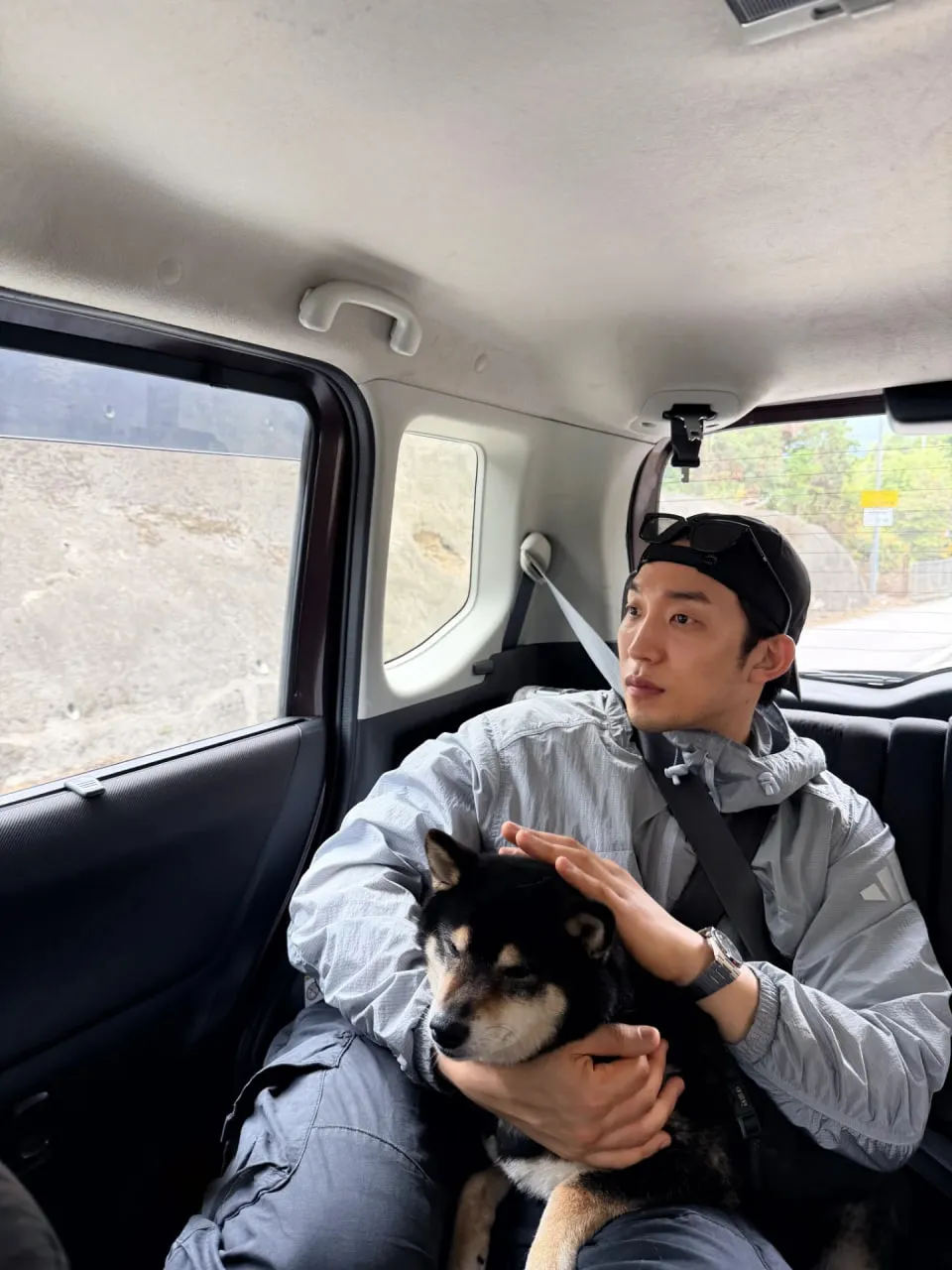 Lee Sang Yi berfoto dengan anjing/Instagram.com/leesangyi_