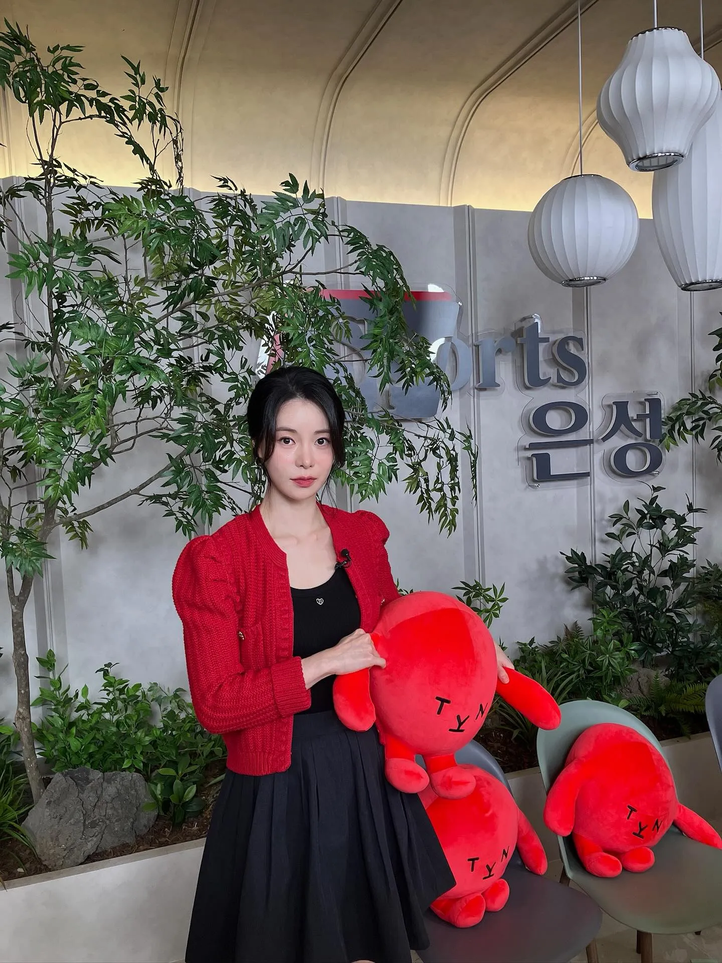 Lim Ji Yeon tampak cantik dengan outfit hitam merah/Instagram.com/limjjy2