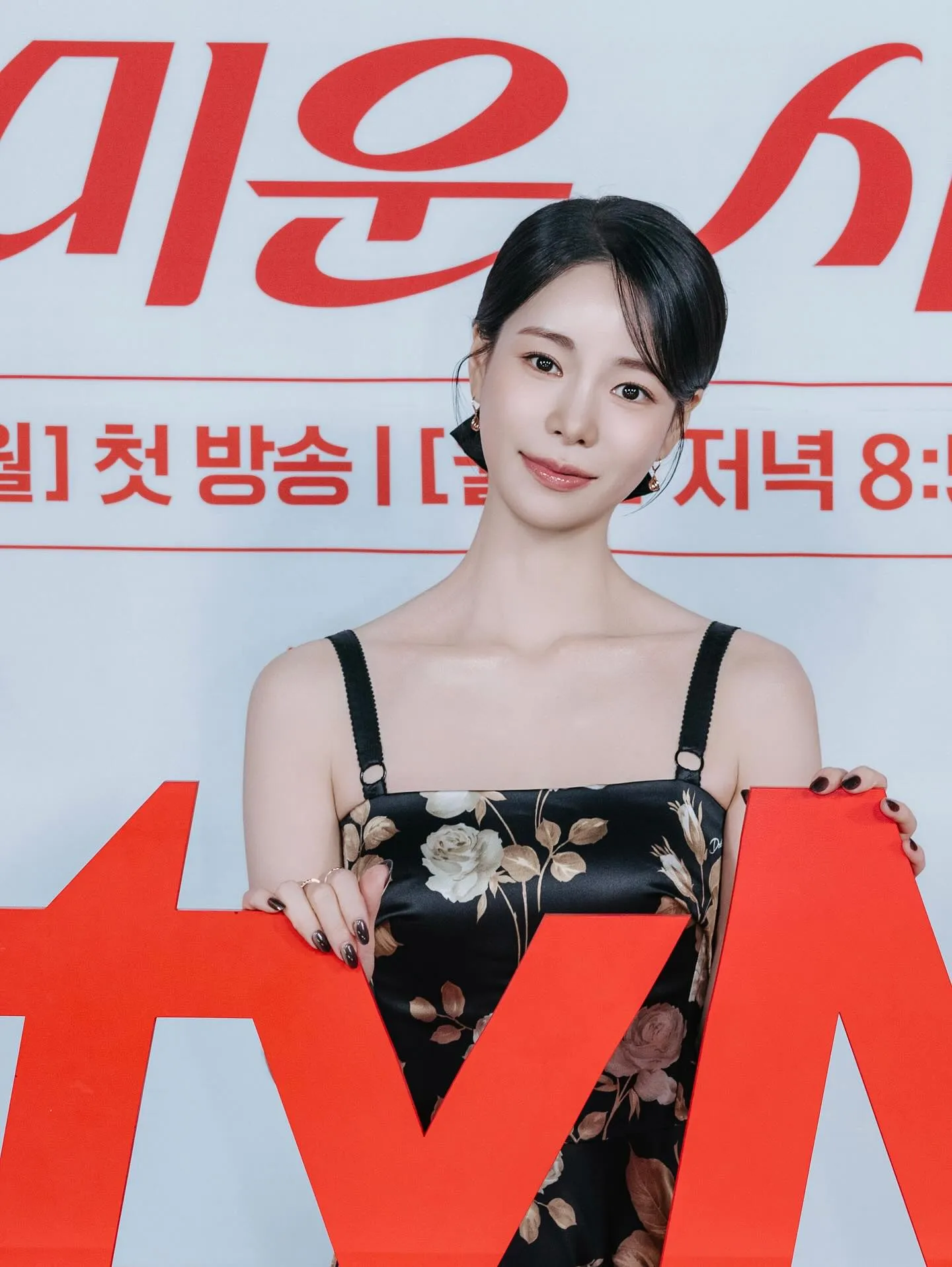 Lim Ji Yeon memakai dress motif bunga/Instagram.com/limjjy2