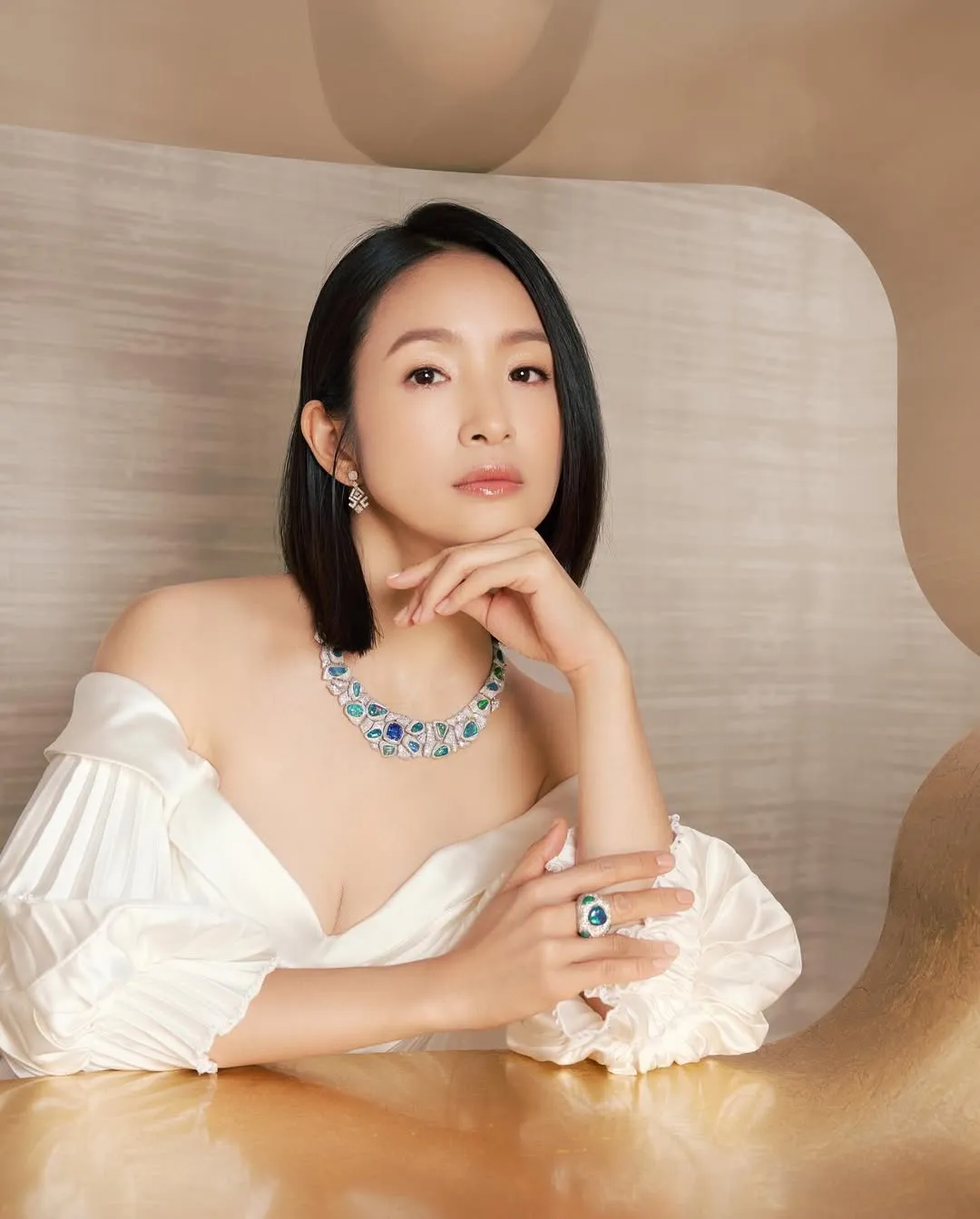 Lin Yi Chen tampil menawan dengan gaun offshoulder putih(instagram.com/linyichen.ariellin)