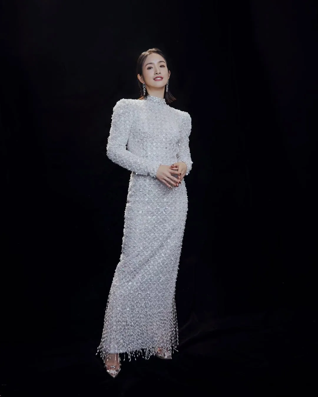 Lin Yi Chen tampil memesona dengan dress putih  (instagram.com/linyichen.ariellin)