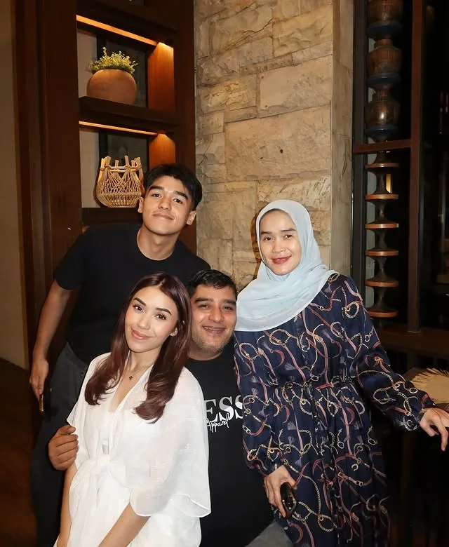 Lula Lahfah bersama orangtua Â© instagram.com/lulalahfah