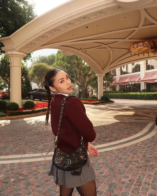 Lula Lahfah pakai mini skirt Â© instagram.com/lulalahfah