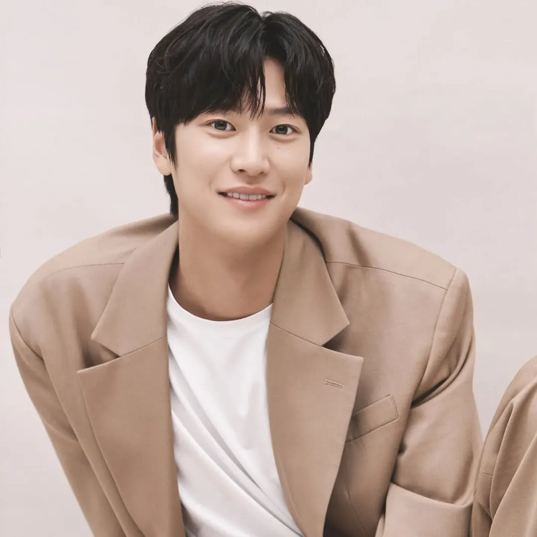 Potret Na In Woo dengan jas krem (credit: Instagram.com/10042n00/)