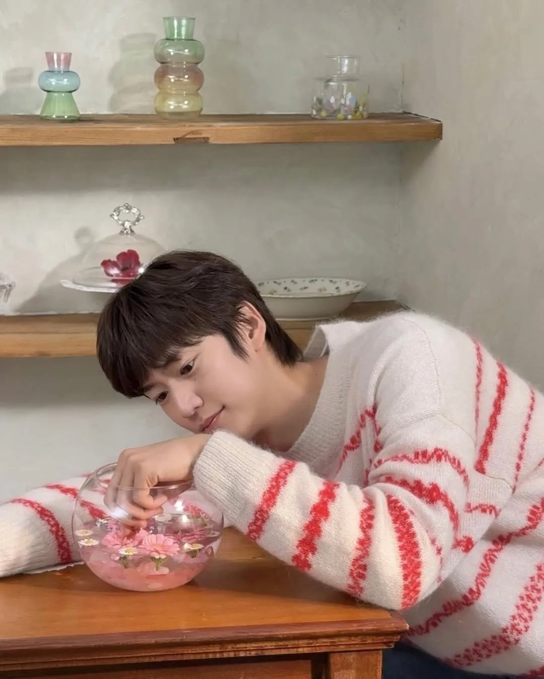 Potret Na In Woo dengan sweater putih beraris merah (credit: Instagram.com/10042n00/)