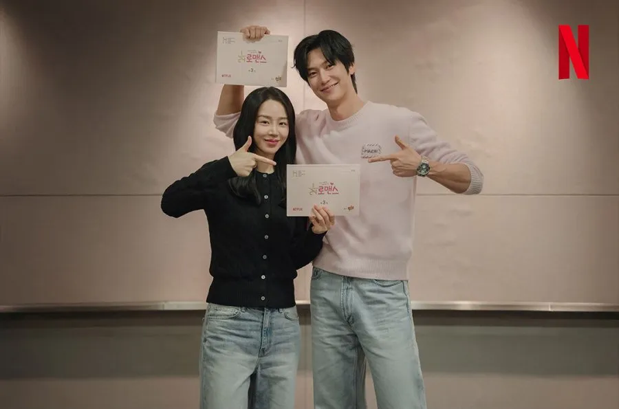 Potret Na In Woo pose dengan pemain utama LOVE O CLOCK (credit: Instagram.com/10042n00/)