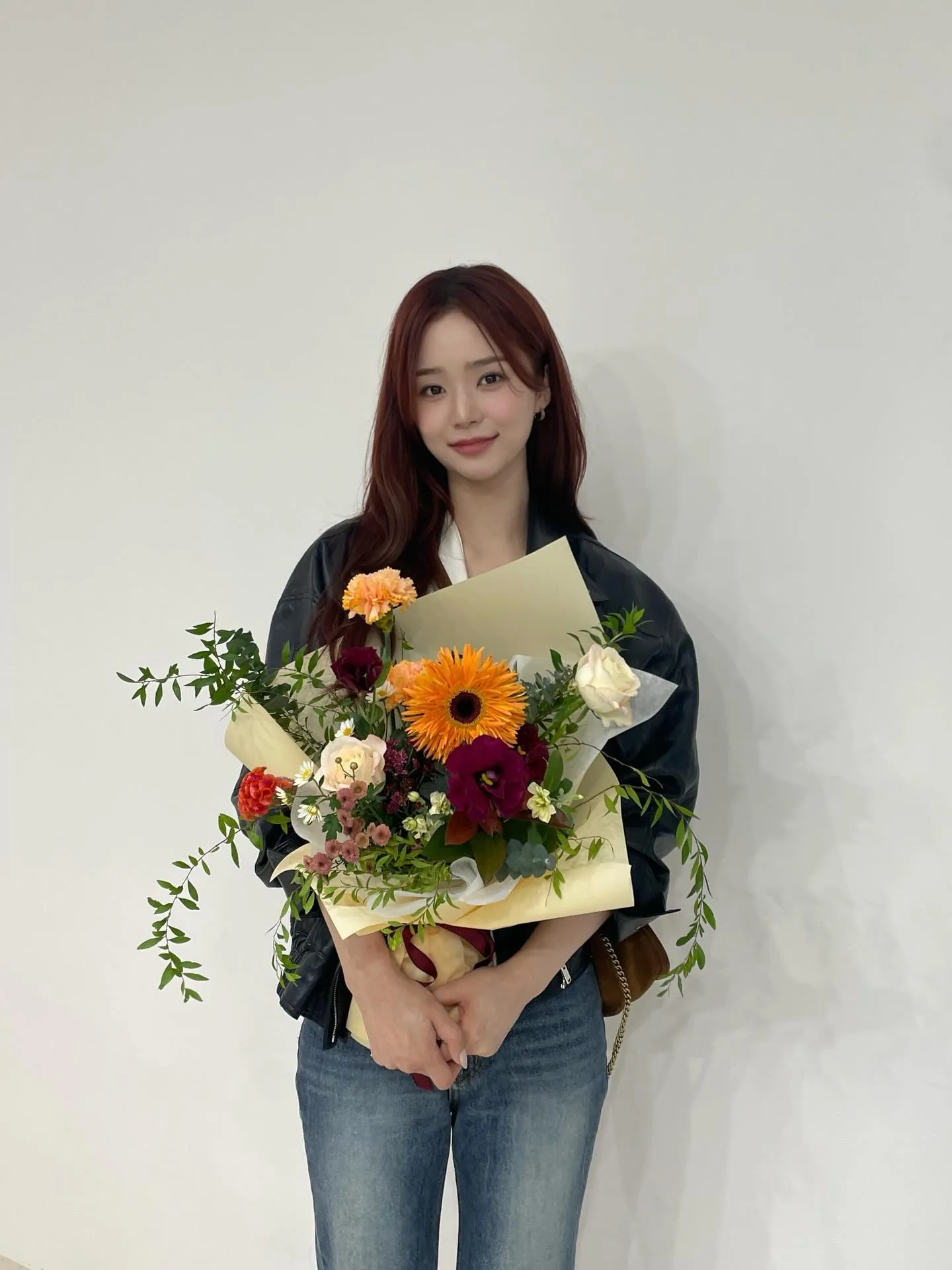 Oh Se Young memegang bucket bunga/Instagram.com/0sey0