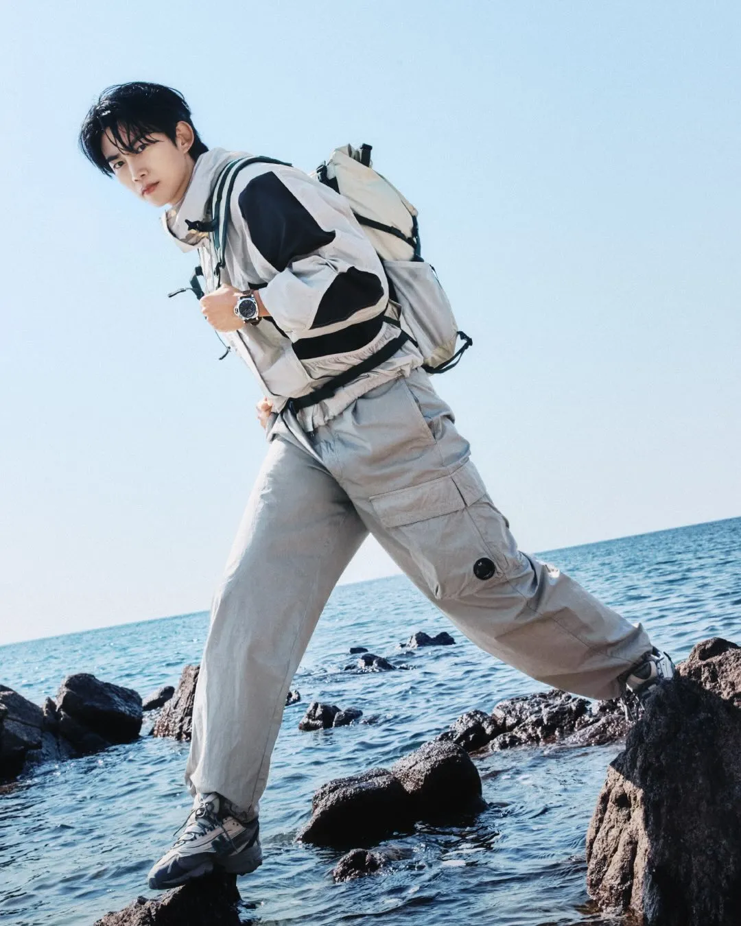 Potret tampan Ok Taec Yeon saat pemotretan / Instagram taecyeonokay