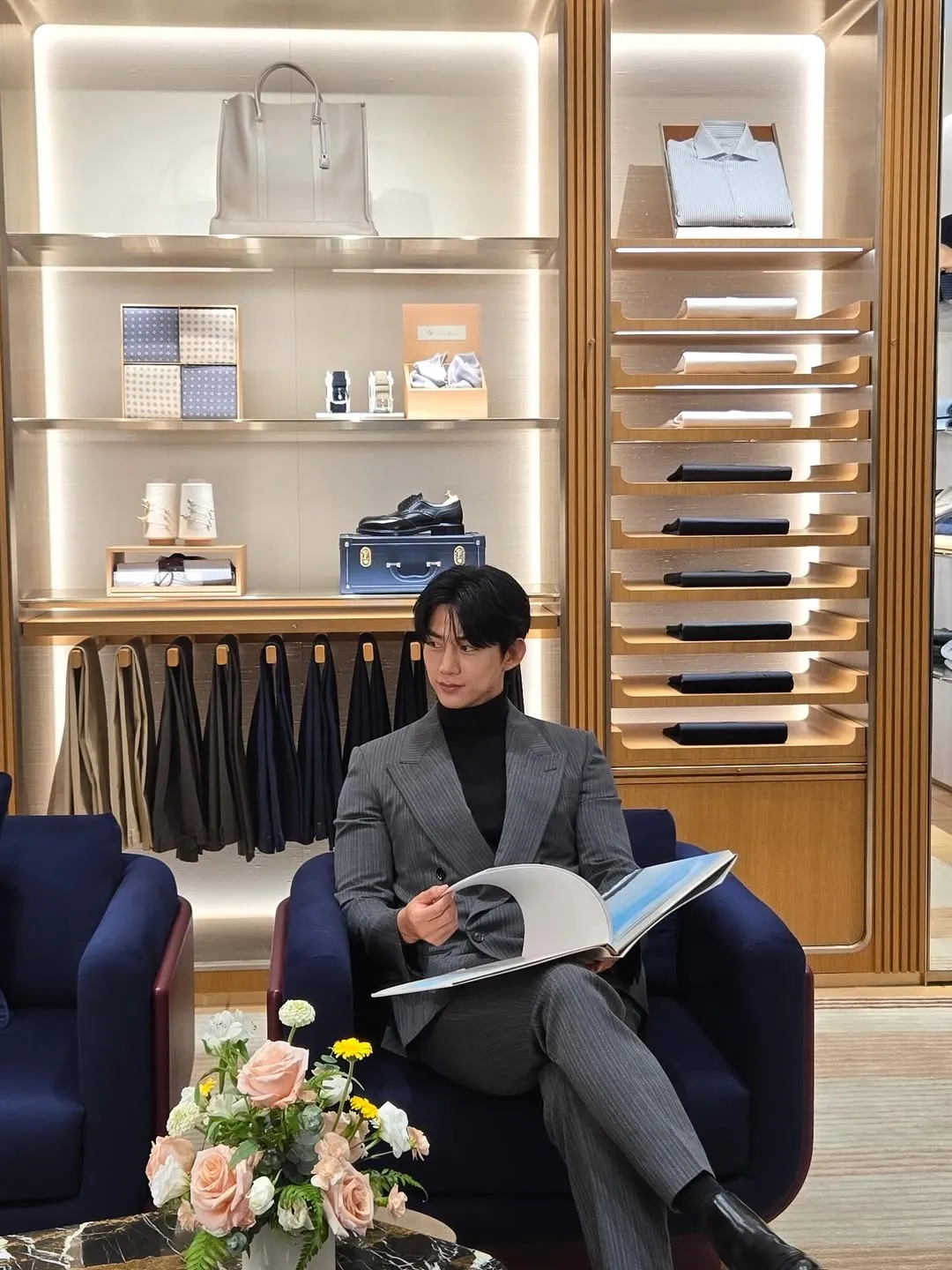 Pose candid Ok Taec Yeon dengan buku / Instagram taecyeonokay