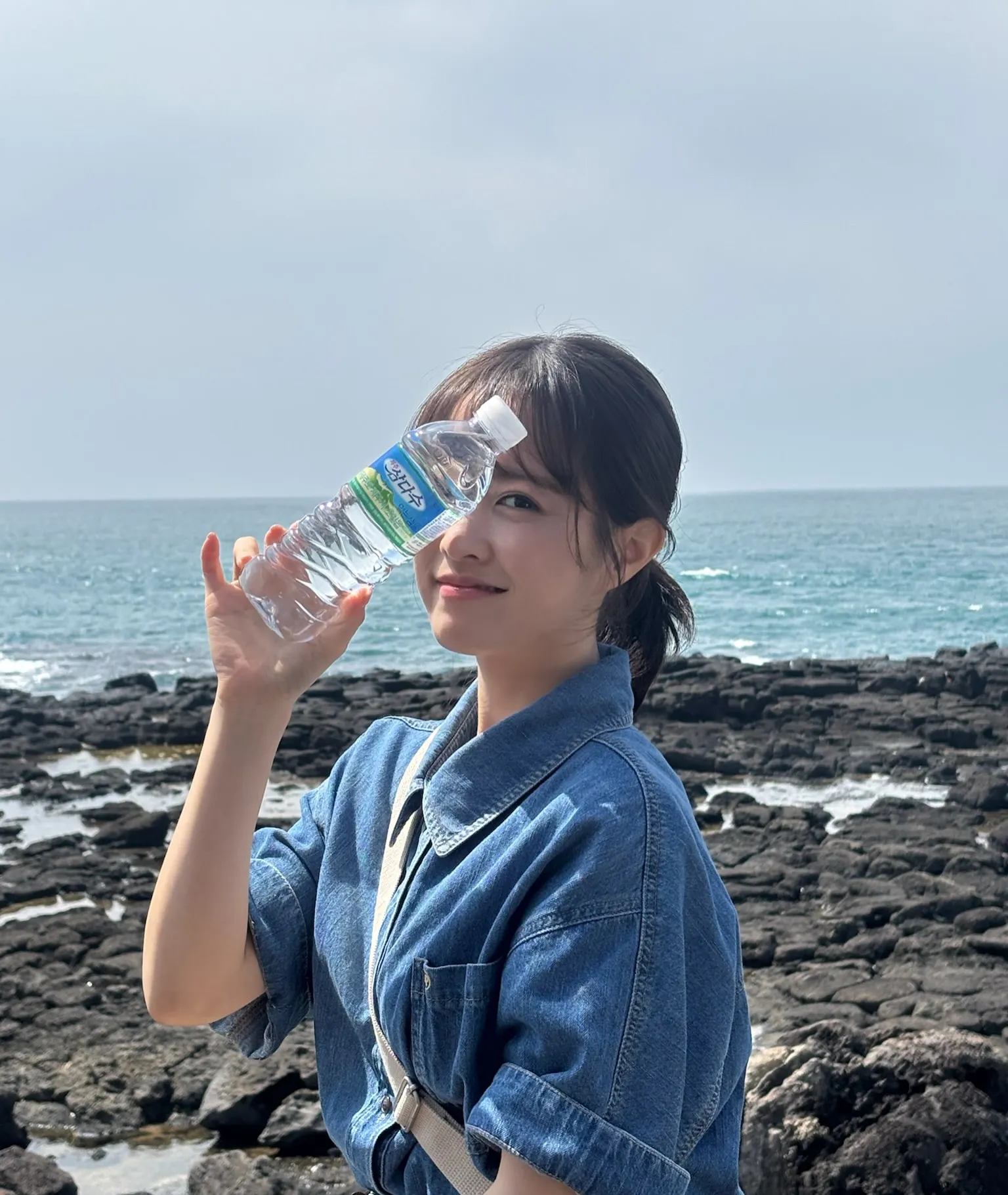 Park Bo Young dengan outfit biru/Instagram.com/boyoung0212_official
