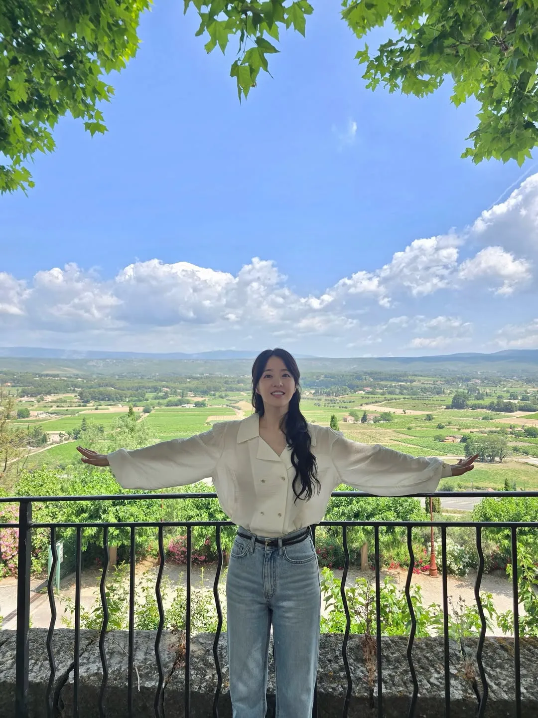 Park Bo Young dengan outfit casual/Instagram.com/boyoung0212_official