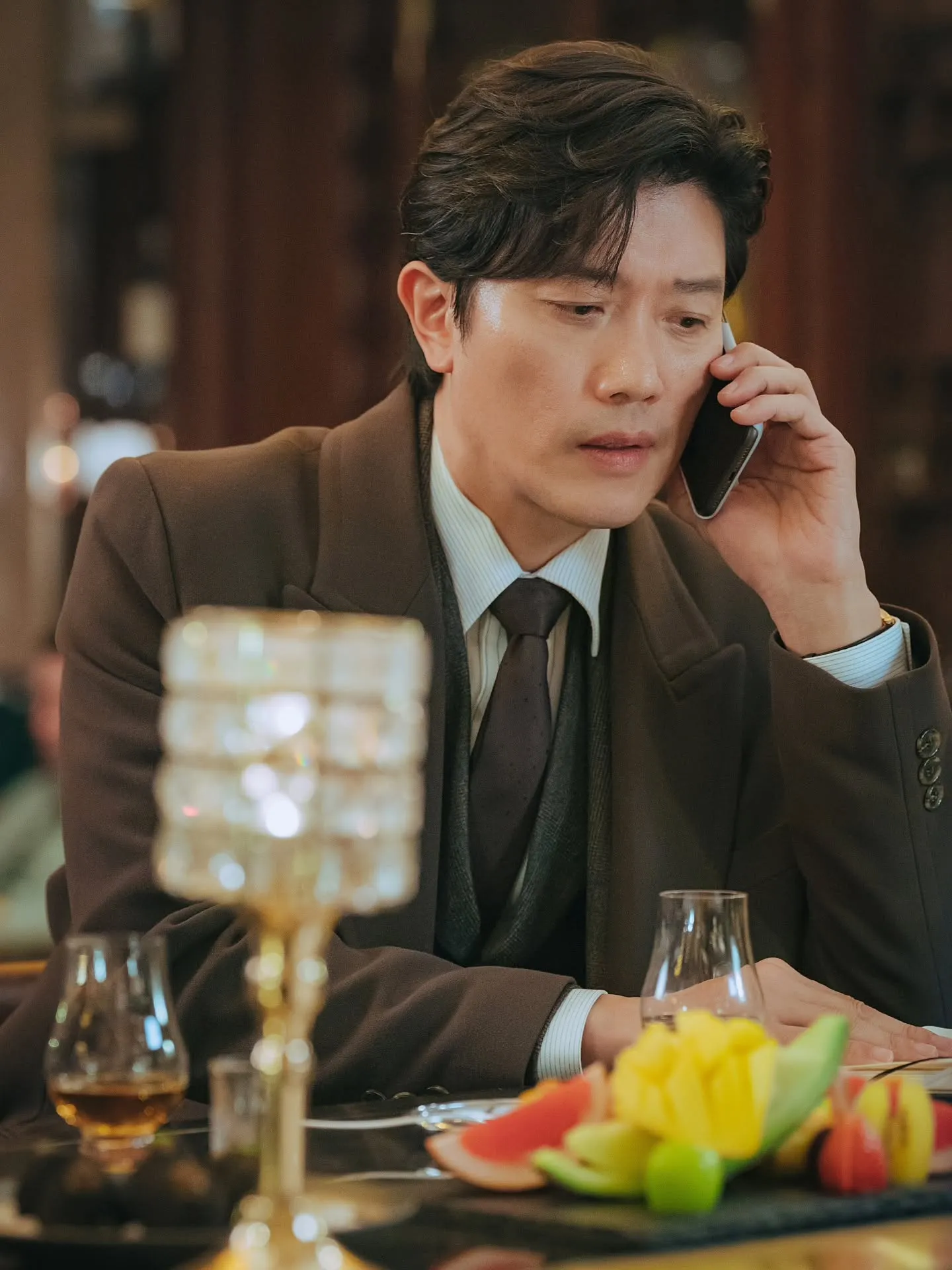 Park Hee Soon memakai setelan jas keren/Instagram.com/park_hee_soon