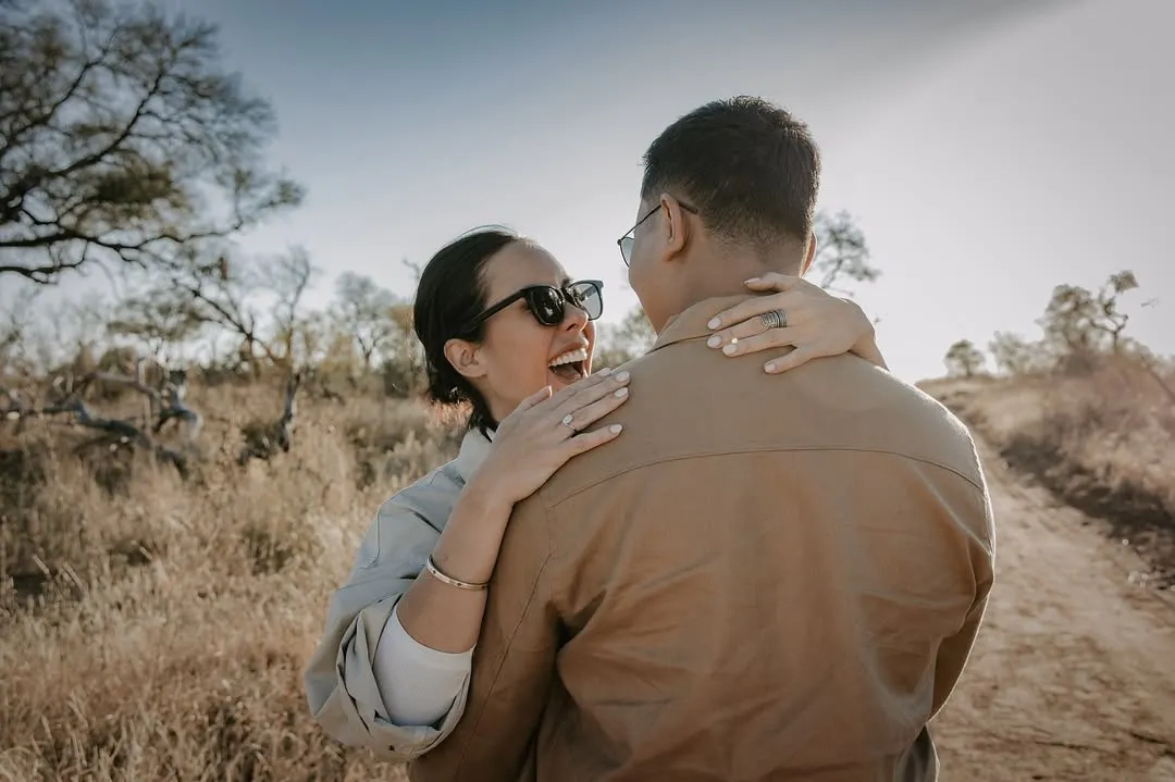 Hubungan Romantis hingga Lamaran di Tengah Savana Afrika