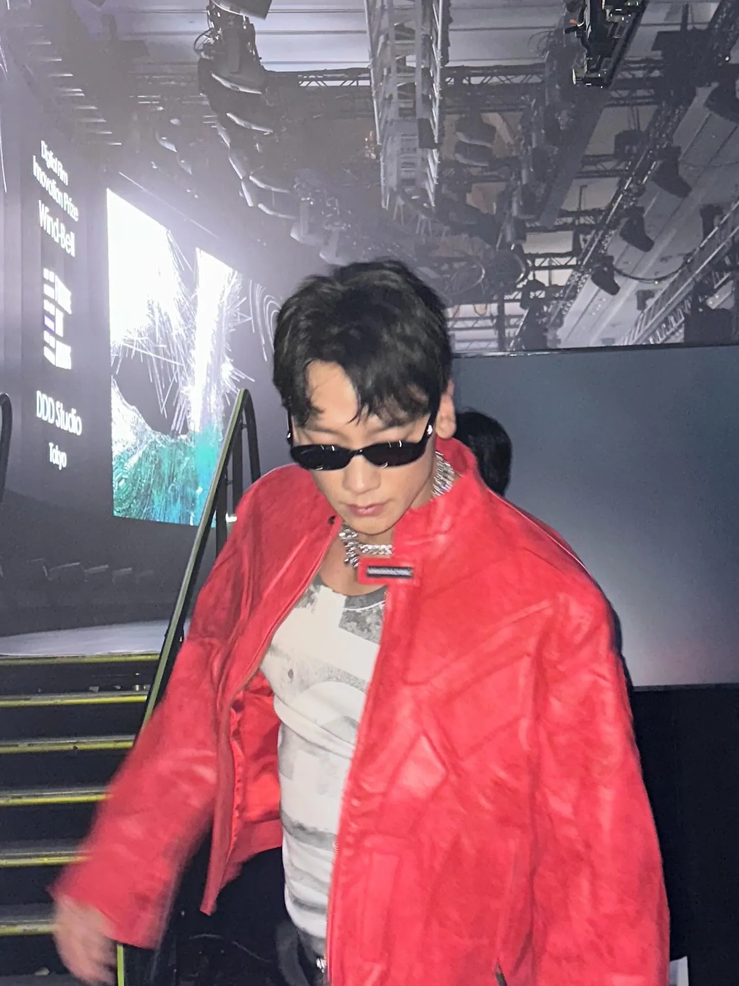 RAIN memakai kacamata hitam/Instagram.com/rain_oppa