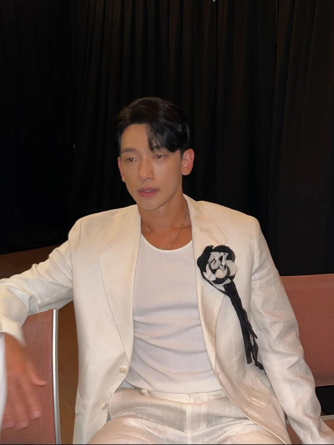 RAIN dengan jas putih/Instagram.com/rain_oppa