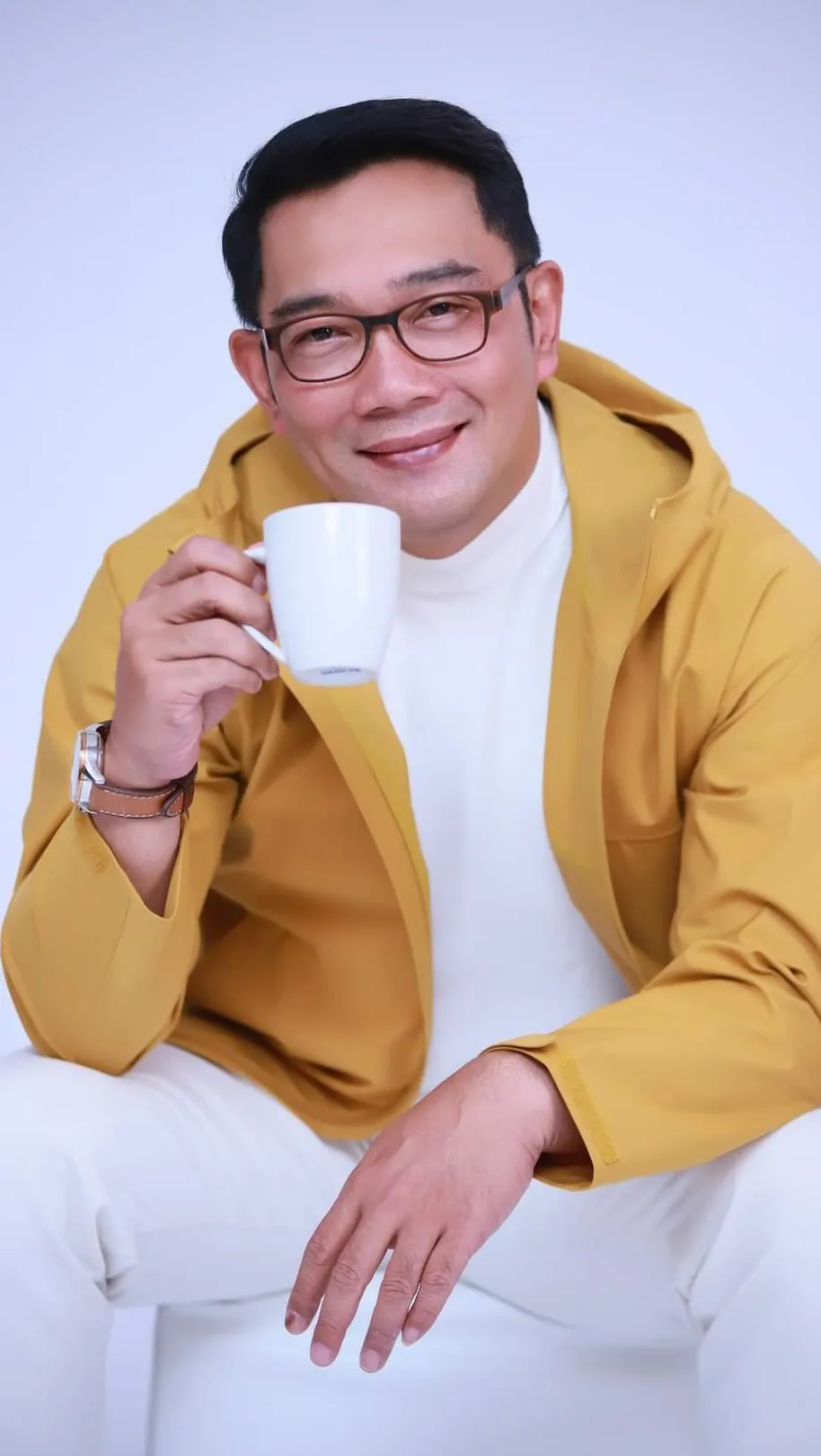Ridwan Kamil Memegang Secangkir Kopi (credit: instagram.com/ridwankamil)