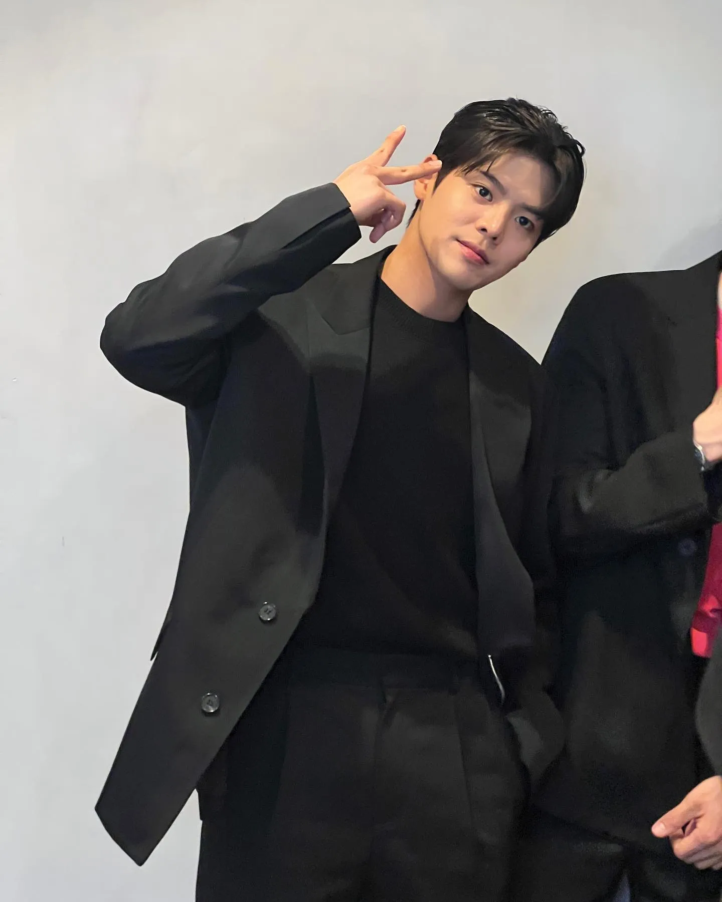 Ryeon tampak memukai dengan balutan jas hitam/Instagram.com/_ryeoun