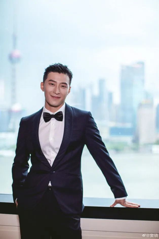  Shawn Dou Pakai Jas dan Dasi Kupu-Kupu (weibo.com)