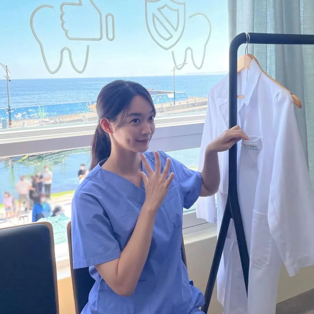 Shin Min Ah memerankan karakter dokter gigi di drama HOME TOWN CHA CHA CHA / instagram/illusomina