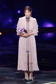 Shin Min Ah saat mendapatkan penghargaan di Seoul Drama Awards / Wowkeren.com