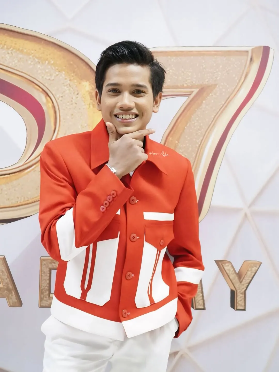 Pose Imut Valen DA 7 (cr:Instagram.com/da7_valen)