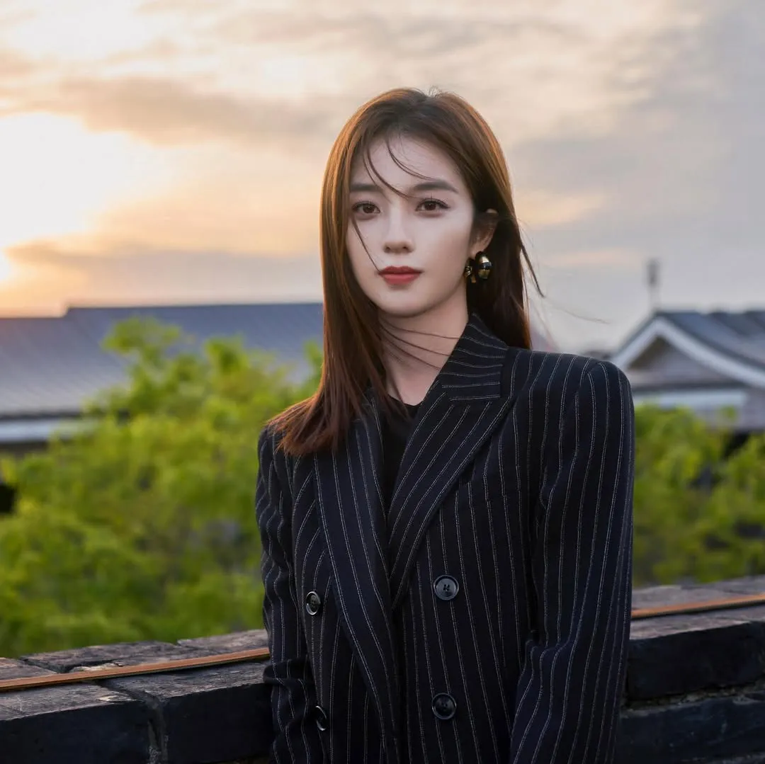 profil aktris China Wan Peng/cr: Instagram @elapse_w