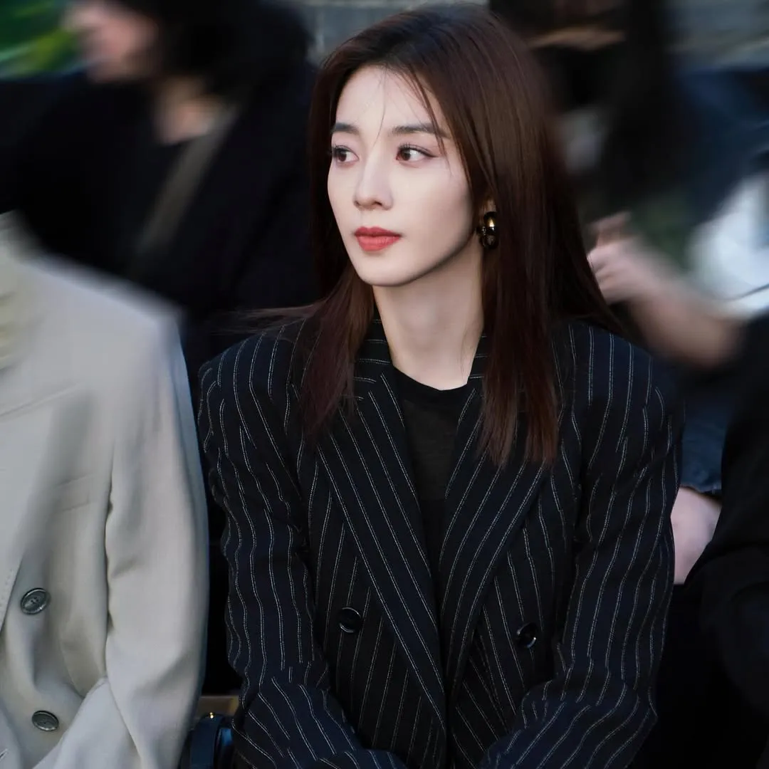 profil aktris China Wan Peng/cr: Instagram @elapse_w