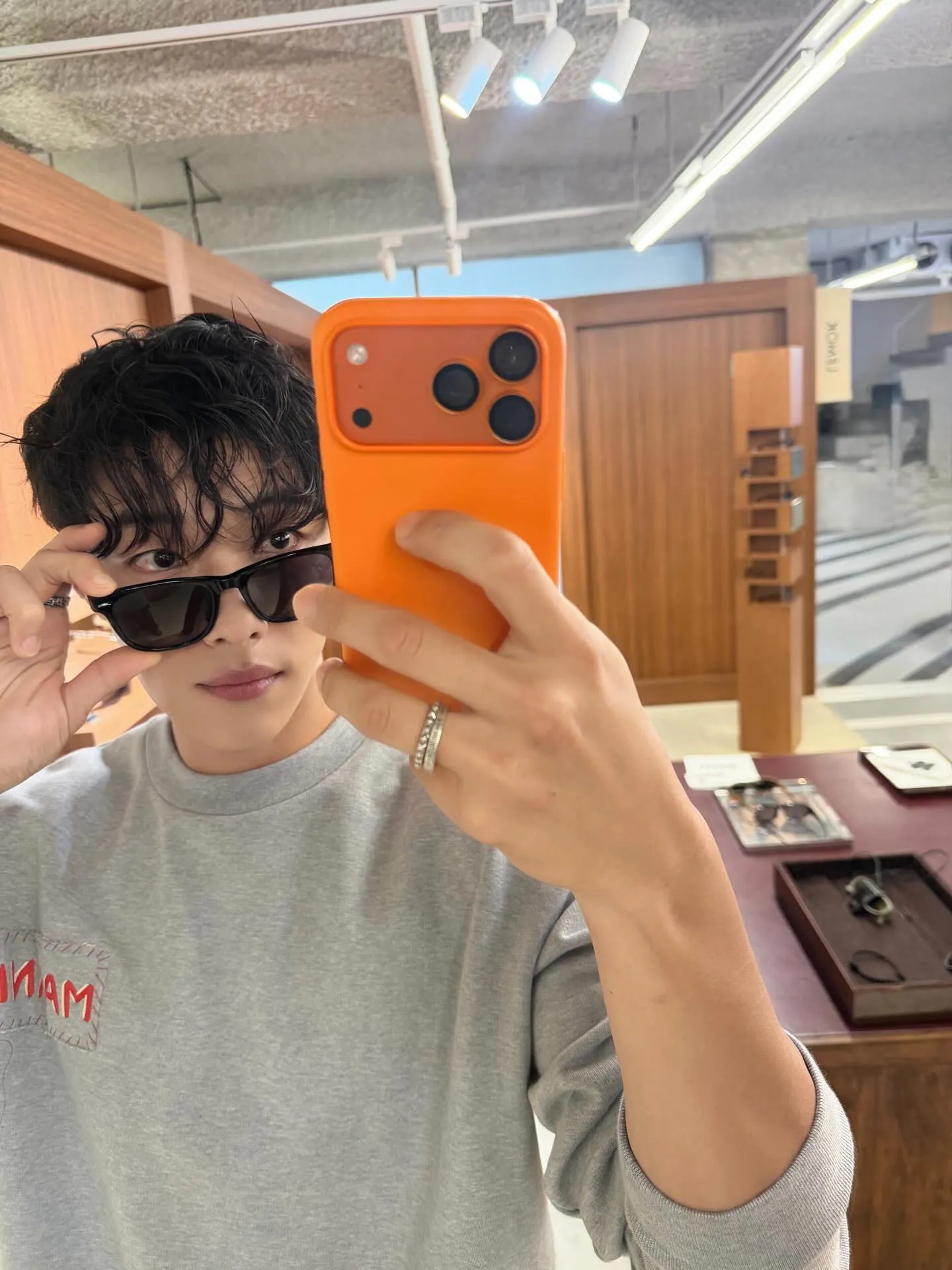 Woo Do Hwan mirror selfie/Instagram.com/wdohwan