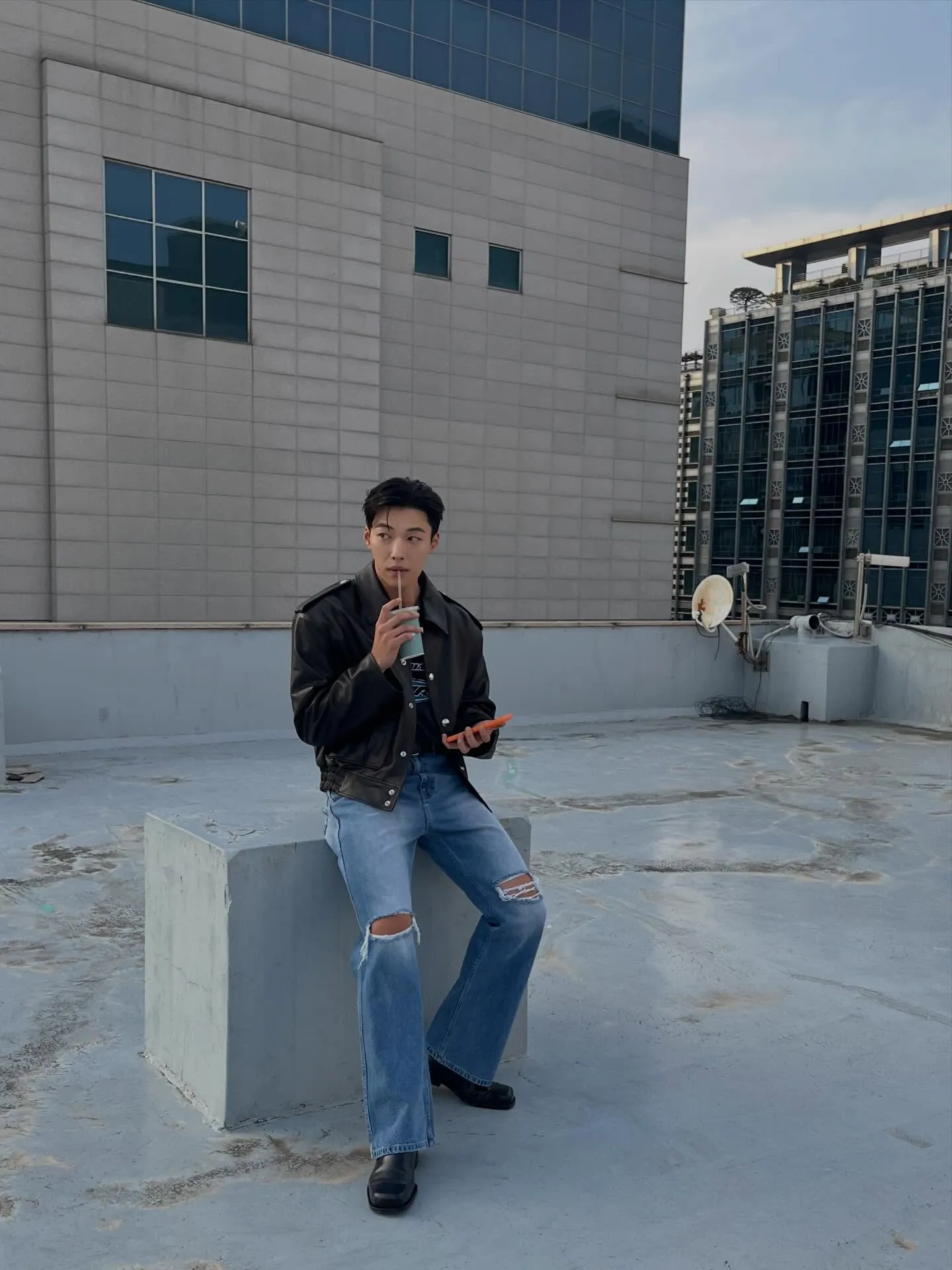 Woo Do Hwan tampak keren mengenakan celana jeans/Instagram.com/wdohwan