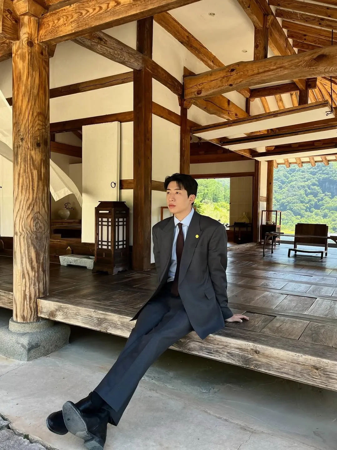 Potret Yoo Su Bin sedang duduk / Instagram subinyu1106