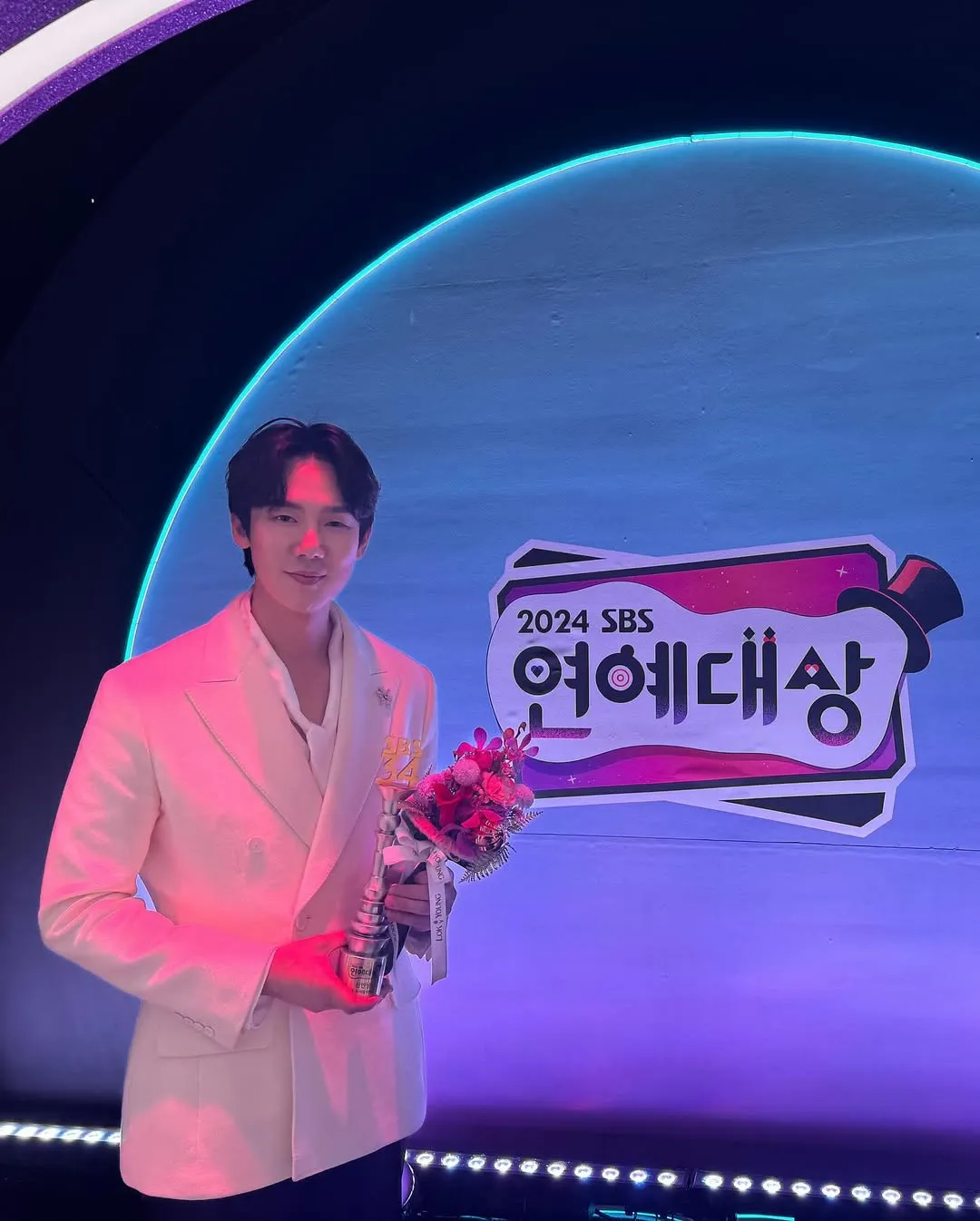 Yoo Yeon Seok raih penghargaan (Credit: Instagram.com/yoo_yeonseok)