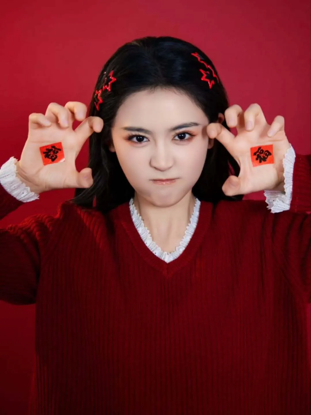 Potret Zhai Yi Ying dengan busana merah (instagram.com/zhaiyiying_)