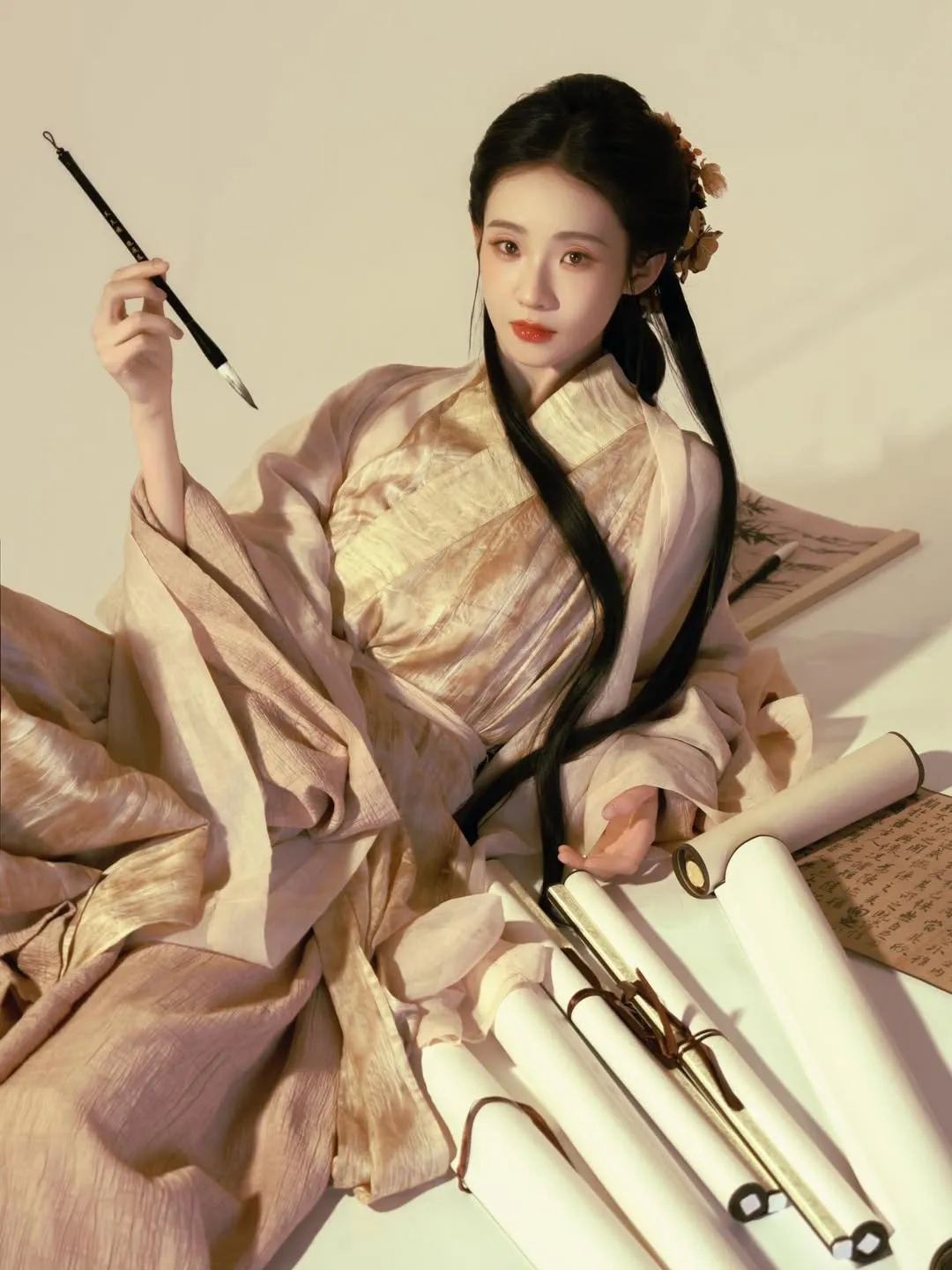 Gaya elegan Zhang Yifan (Credit: Instagram.com/yifanzhangg)