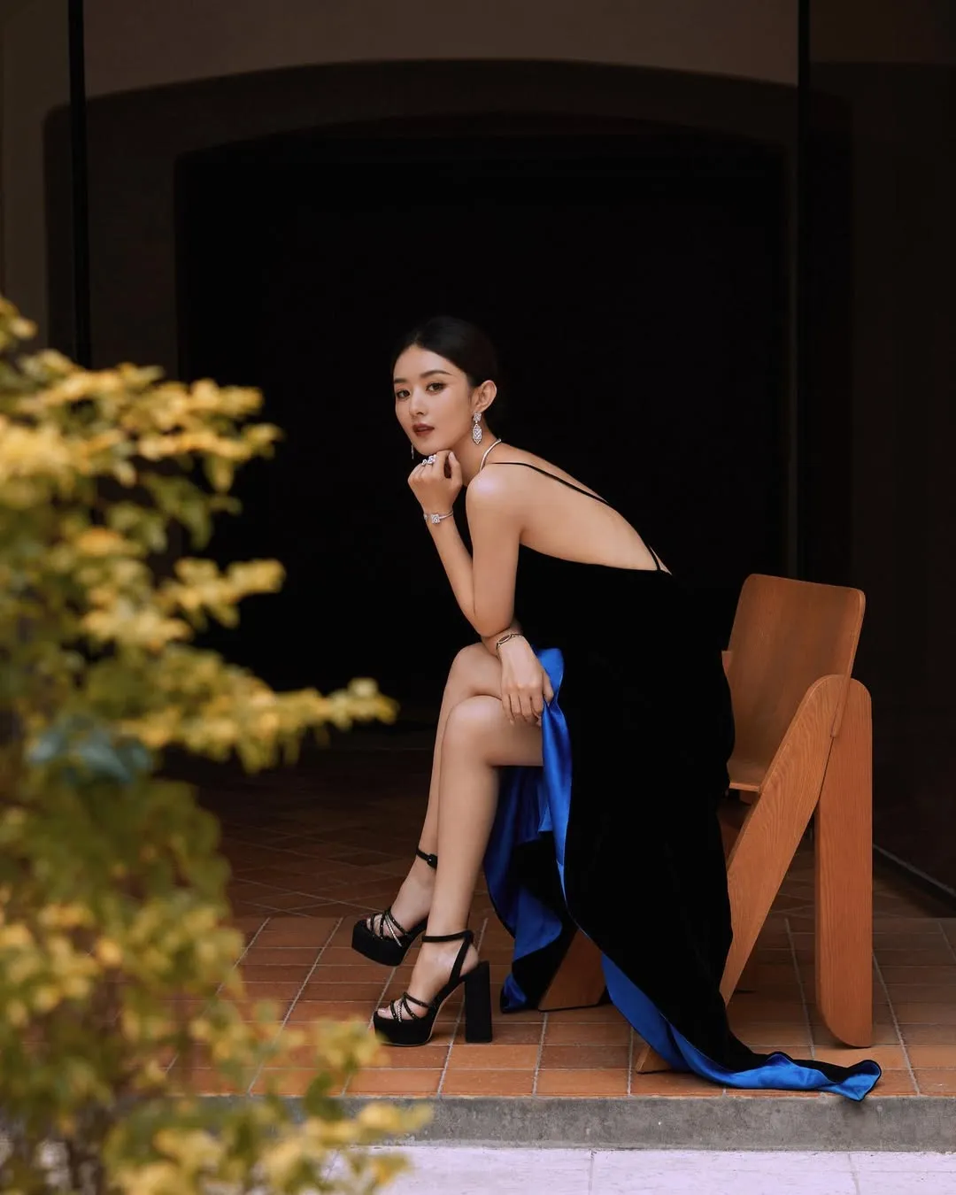 Profil Aktris China Zhao Li Ying (credit: instagram/zlyzhao)