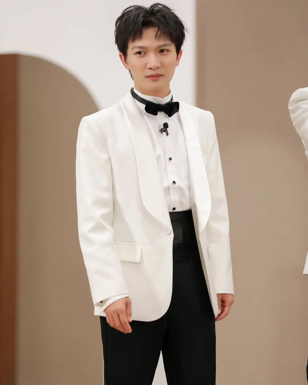 Zhao Shen tampil memakai jas (Credit: Instagram.com/charlie.zhoushen)