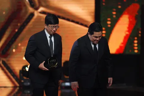 Sutanto Hartono turun panggung bersama Erick Thohir  (credit: Bola.com/Bagaskara Lazuardi)
