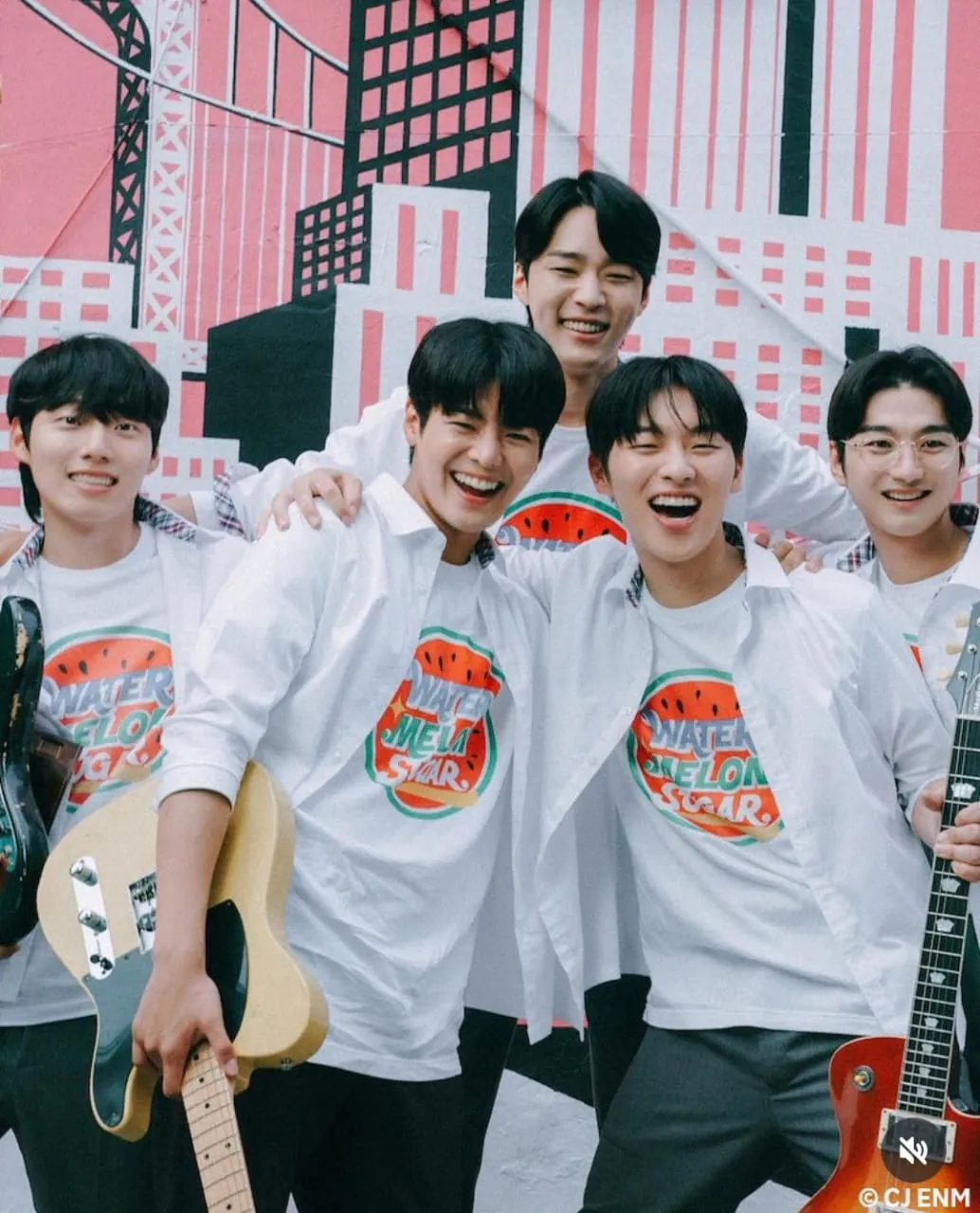Grup Watermelon Sugar di Twinkling Watermelon (Image by soompi on Instagram)