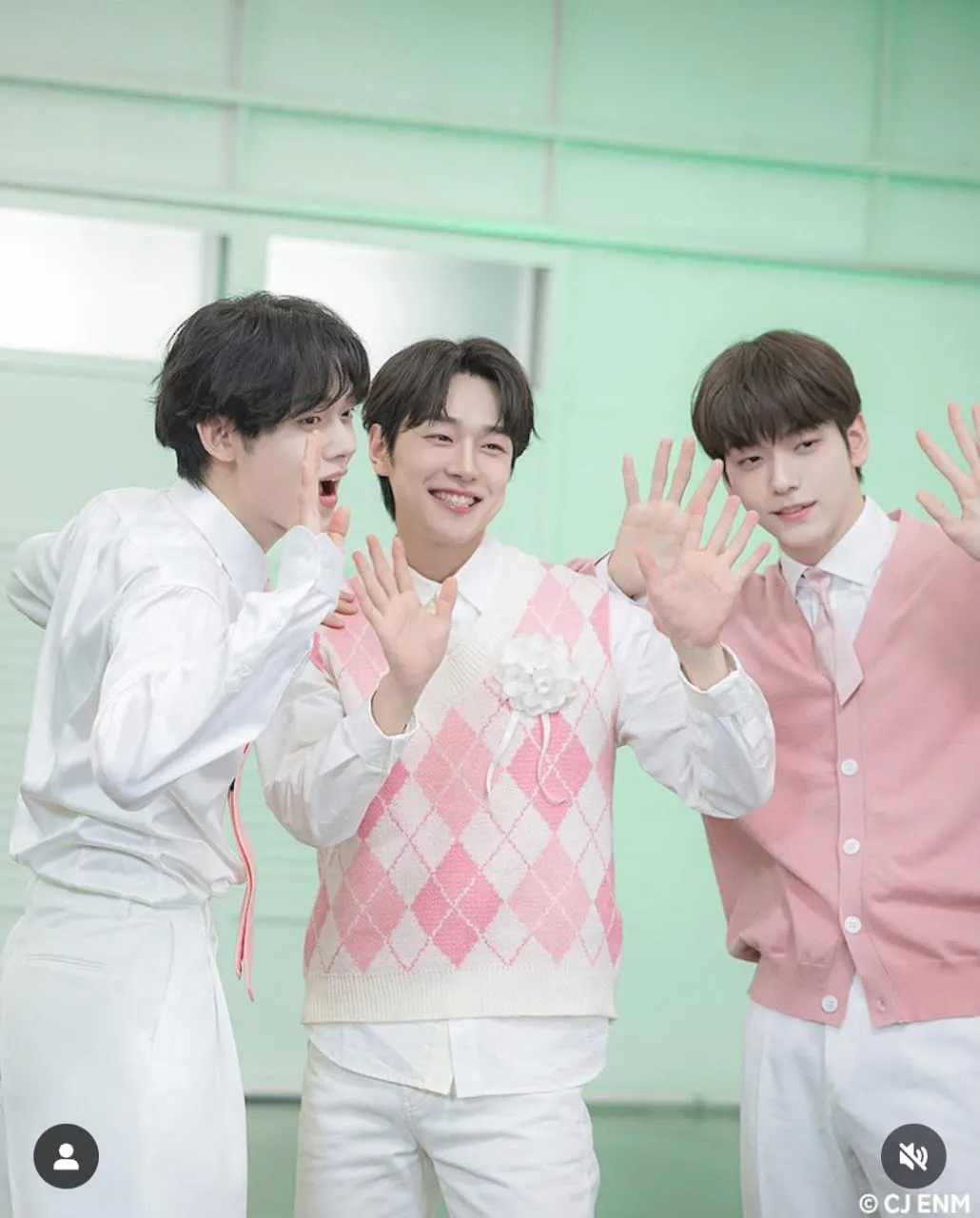 Grup HI-BOYZ di Resident Playbook (Image by soompi on Instagram)