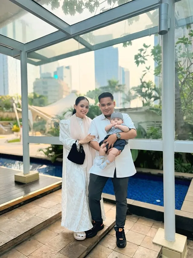 Putri Isnari dan suami gendong Arjuna © instagram.com/putriisnari3
